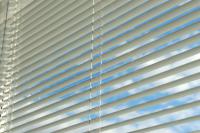 Persienner, Persienner som snyggt monteras mot glaset med diskret låda för linor och mekanism. 

Persiennerna kommer med guidelinor som kan fästas i nedre glaslisten på öppningsbara fönster så att persiennbladen alltid ligger längst med glaset. 

Hängning/orientering gäller sidan som snöret skall sitta på.

Ange storlek på fönstret alternativt vilket fönster de skall passa till.
Bredd: 200 - 2700 mm
Max area: 4 m² Lågt Pris!!!